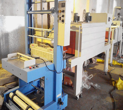 齐全山东临沂纸箱套膜机收缩膜包装机 提升包装效率的环保辅助设备